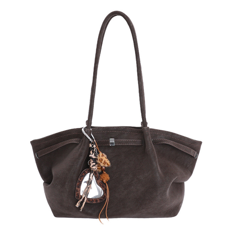 Damen Schultertasche aus hochwertigem Kunstleder mit dekorativem Anhänger Nord Taschen