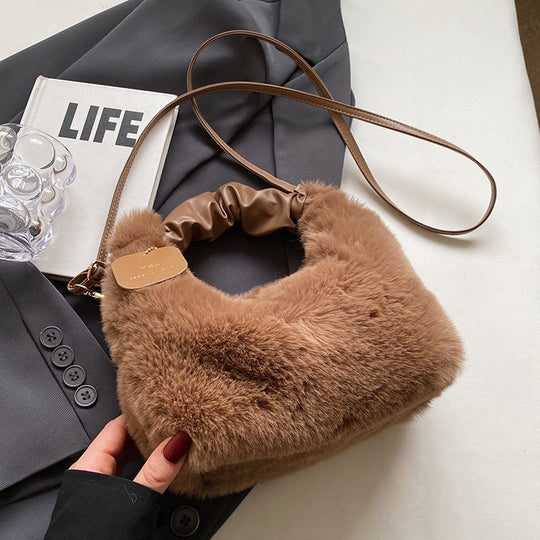 Damen Tasche aus flauschigem Kunstfell mit verstellbarem Schulterriemen Nord Taschen