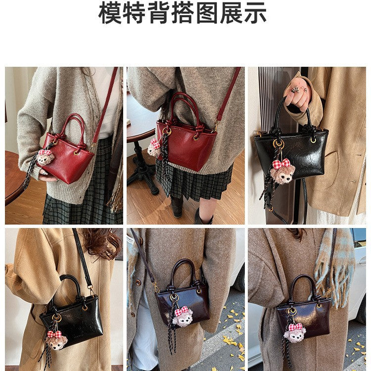 Damen Handtasche mit verspieltem Tieranhänger und modernem Design Nord Taschen