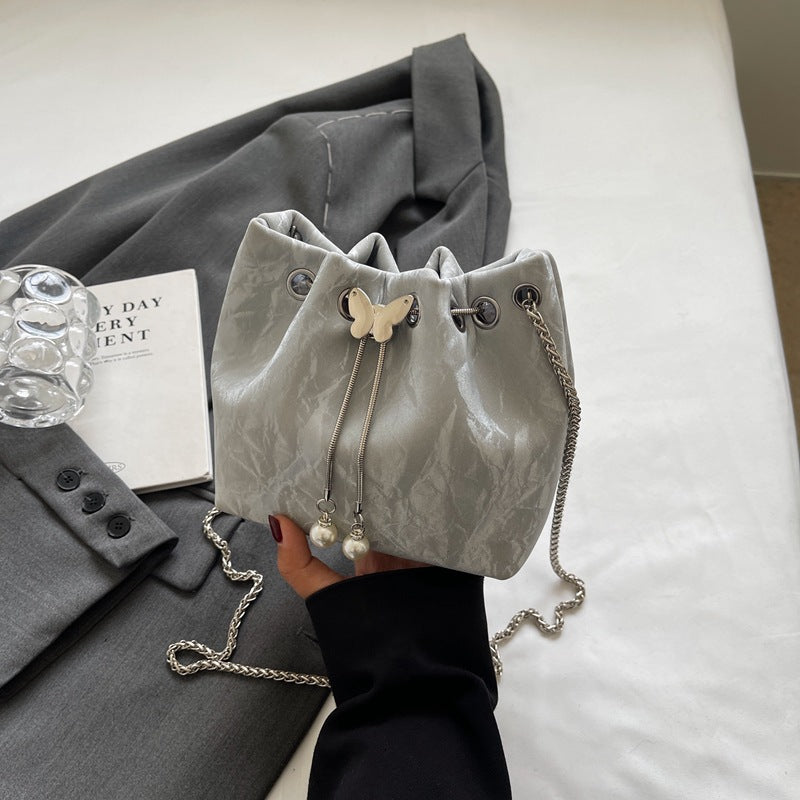 Damen Beuteltasche aus hochwertigen Materialien mit verspieltem Schmetterling Nord Taschen