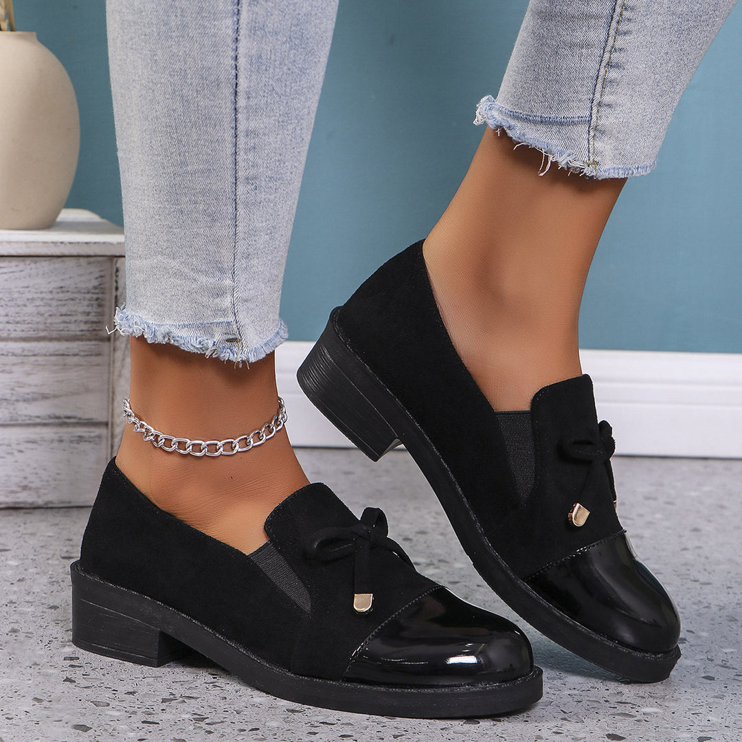 Damen Slip-On Loafer aus Veloursimitat mit Lackkappe, elastischem Einsatz und Zierschleife Nord Taschen