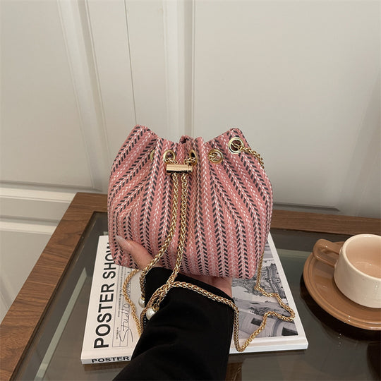 Damen Umhängetasche mit raffiniertem Kordelzug und eleganter Kettenverzierung Nord Taschen
