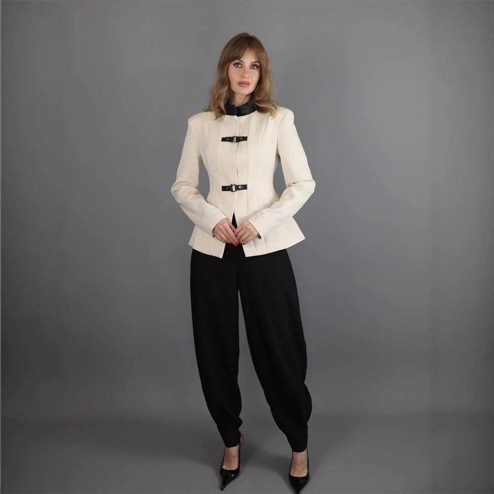 Damen Taillierter Blazer mit Stehkragen, Wiener Nähten und dekorativen Gurtverschlüssen Nord Taschen