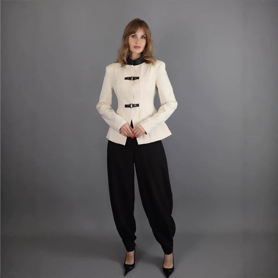 Damen Taillierter Blazer mit Stehkragen, Wiener Nähten und dekorativen Gurtverschlüssen Nord Taschen