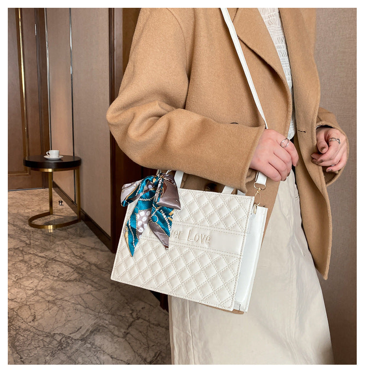 Damen elegante Handtasche mit modernen Details und dekorativem Schal Nord Taschen