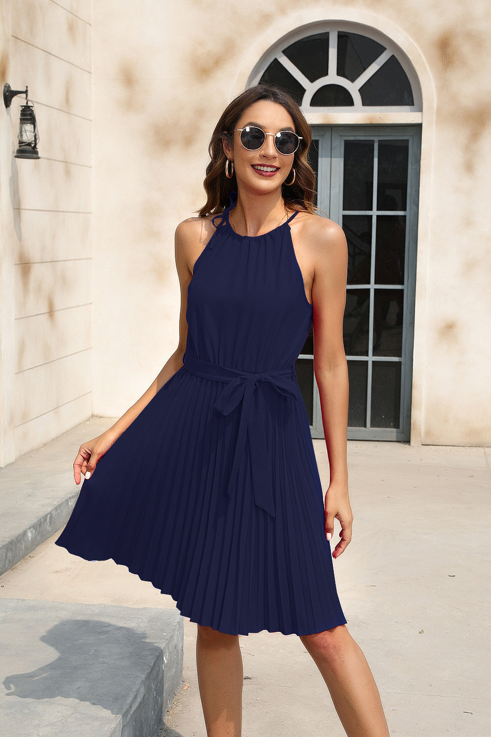 Damen Plissiertes Sommerkleid mit tailliertem Gürtel und Halterneck - Arvani