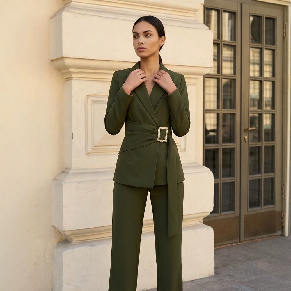 Damen taillierter Wickelblazer mit Perlen-Gürtelschnalle und schlanker Anzughose Nord Taschen
