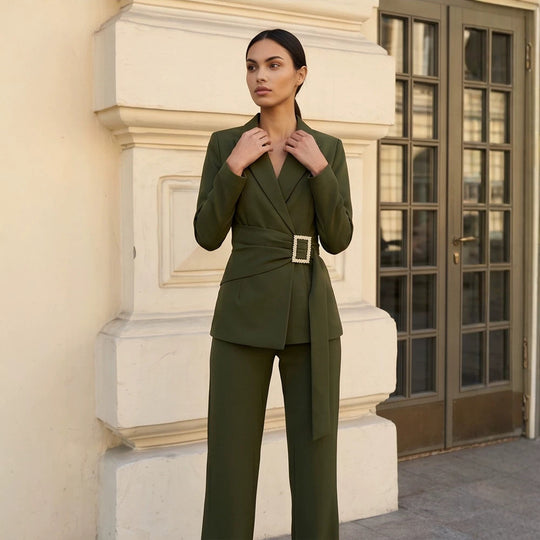 Damen taillierter Wickelblazer mit Perlen-Gürtelschnalle und schlanker Anzughose Nord Taschen