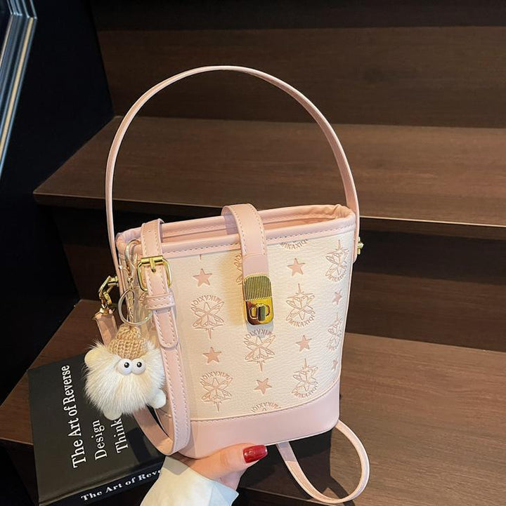 Damen modische Bucket-Tasche mit verspieltem Anhänger | Nord Taschen