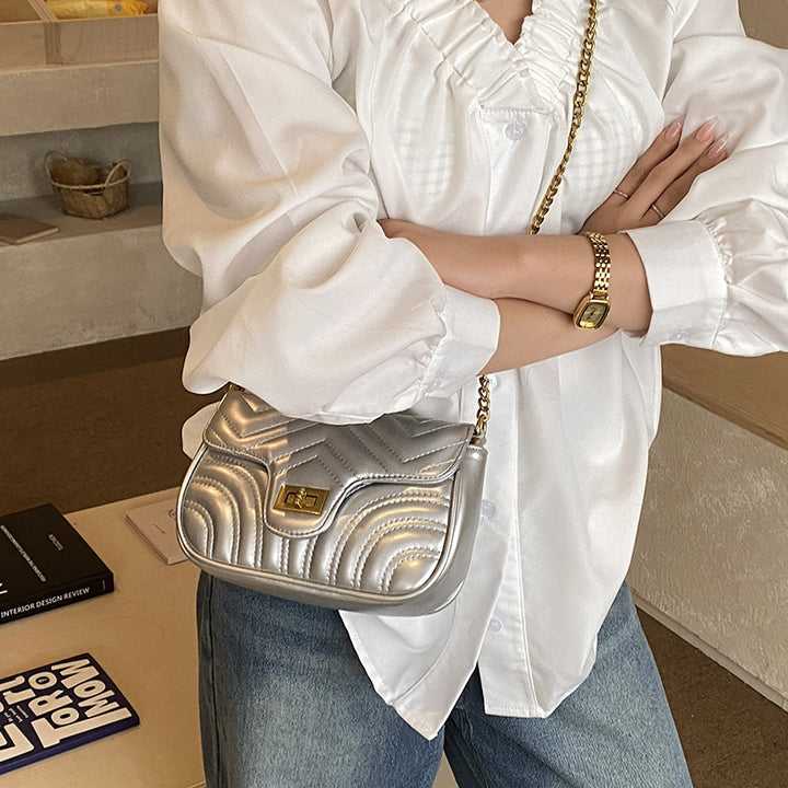 Damen Schultertasche mit elegantem Wellenmuster und goldfarbenem Verschluss Nord Taschen