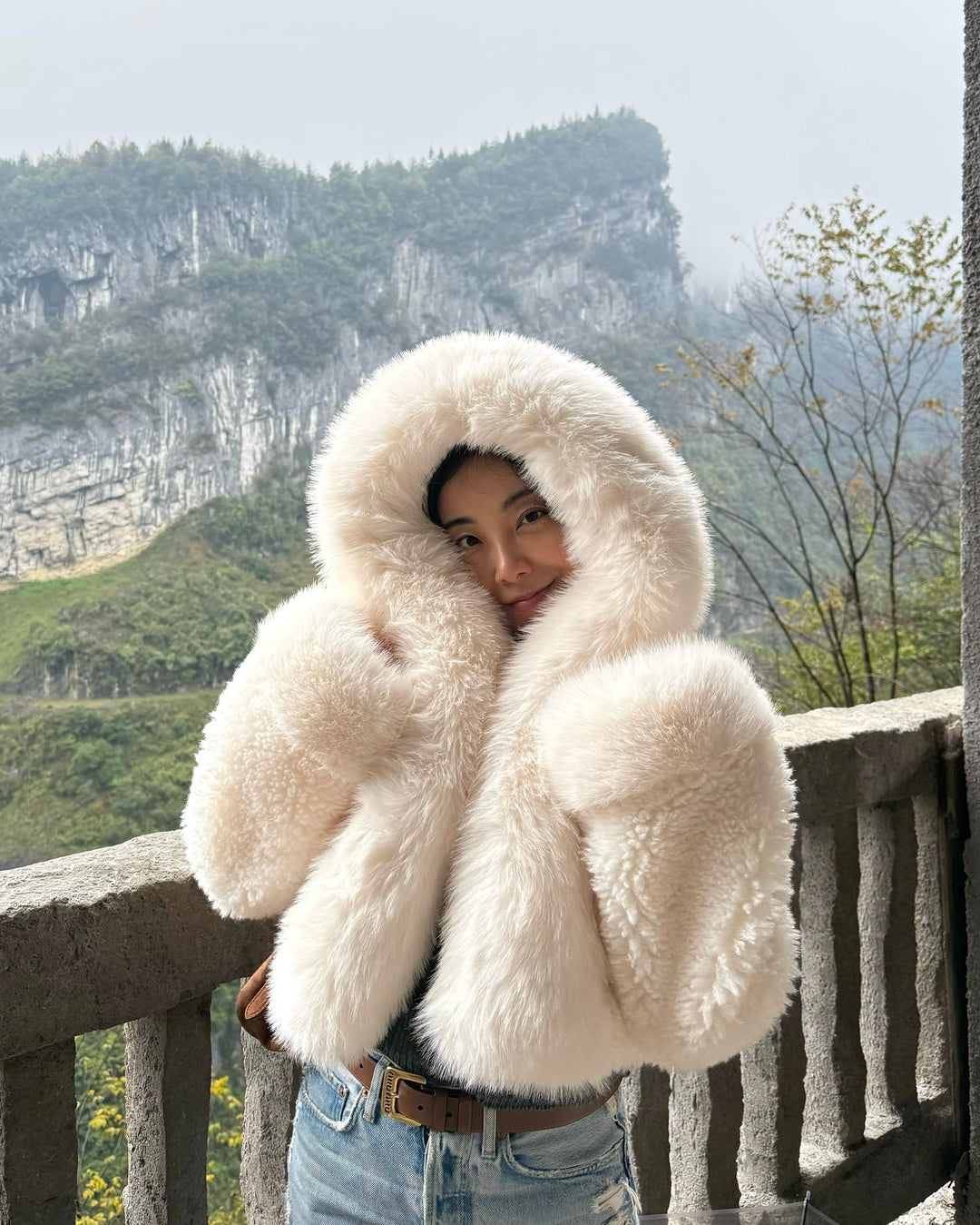 Damen Kurzjacke aus voluminösem Fauxfur mit XXL-Kapuze und Kugelärmeln Nord Taschen