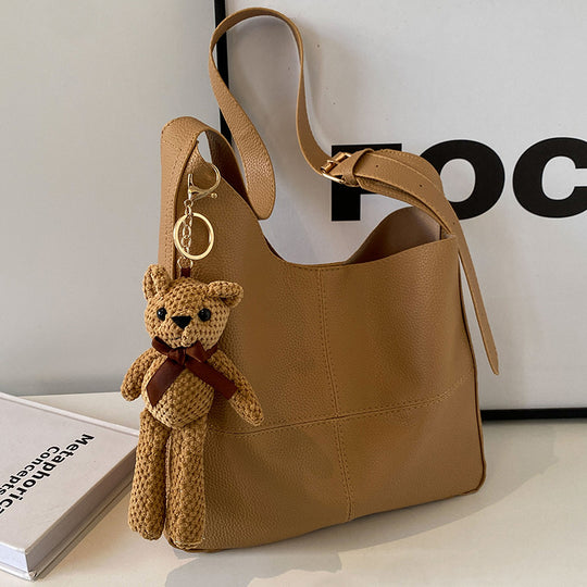 Damen Hobo-Tasche aus hochwertigem Kunstleder mit verspieltem Bärenanhänger Nord Taschen