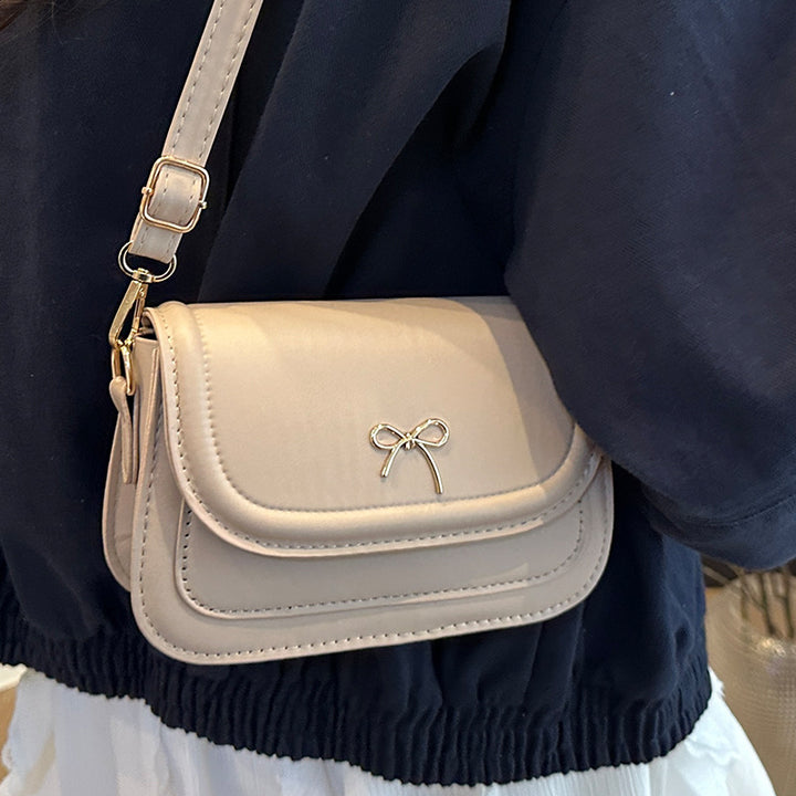 Damen Mini-Umhängetasche aus hochwertigem Kunstleder mit dekorativem Schleifenverschluss Nord Taschen