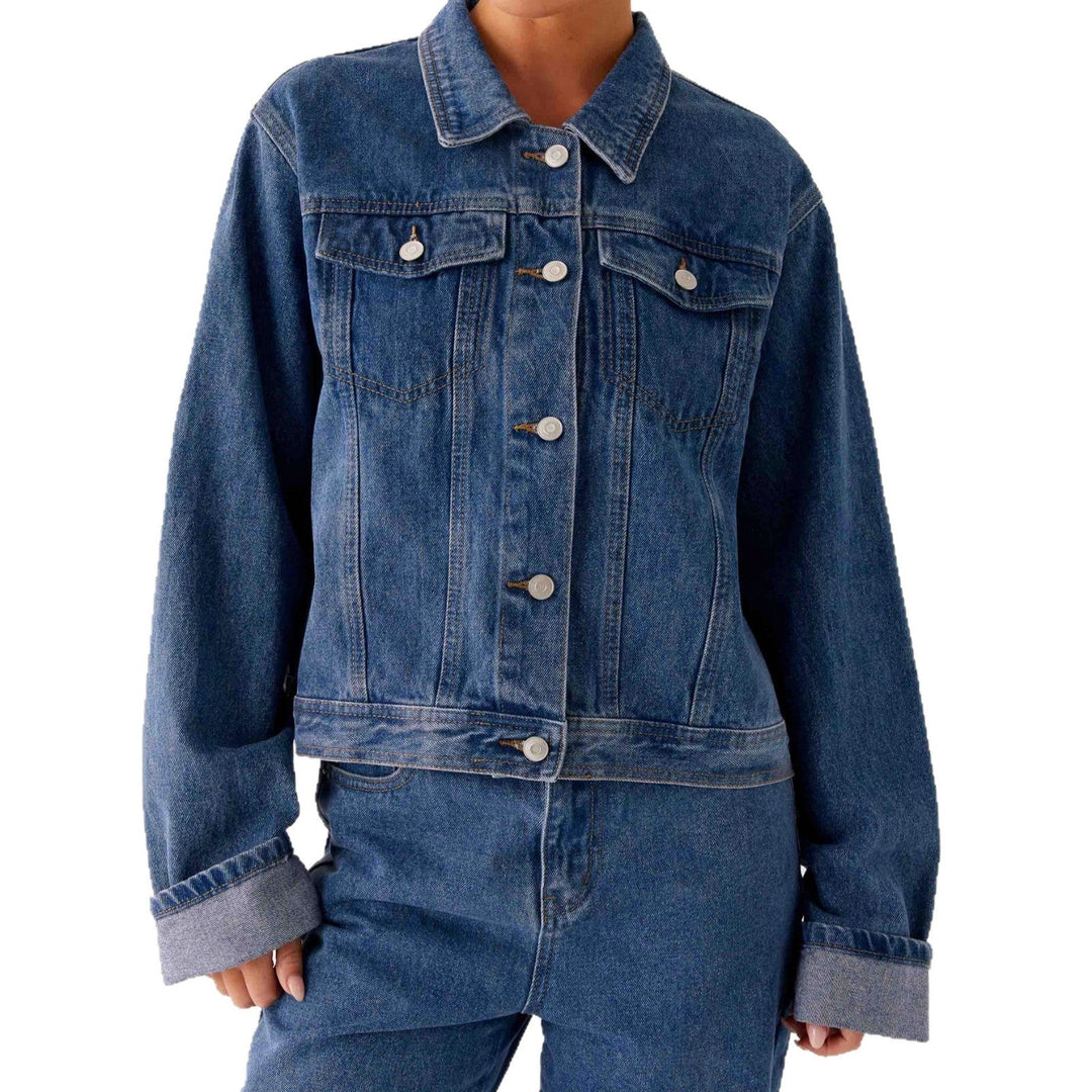 Damen trendige Denimjacke im lässigen Schnitt mit aufgesetzten Taschen und Knopfdetails