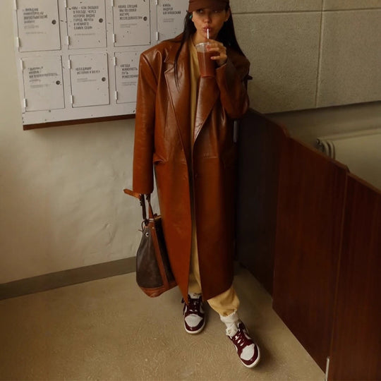 Damen Lang geschnittener Lackleder-Trenchcoat mit Reverskragen und kastiger Oversize-Passform Nord Taschen