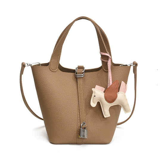 Damen praktische Handtasche mit niedlichem Anhänger Nord Taschen