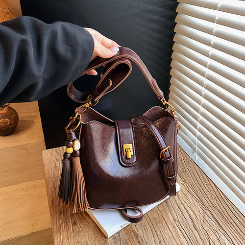 Damen Hobo-Tasche mit eleganten Fransen und modischen Details Nord Taschen