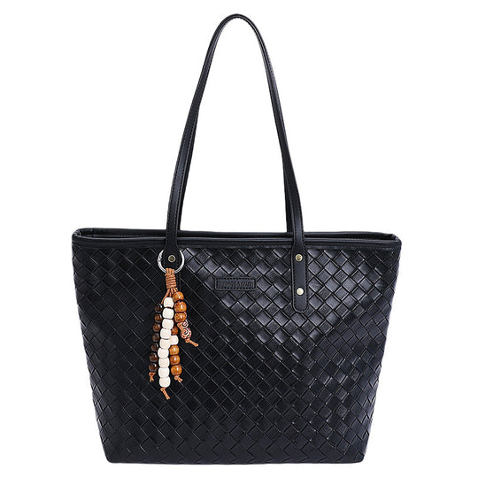 Damenhandtasche mit geflochtenem Design und bunten Holzanhängern Nord Taschen