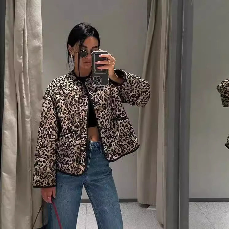 Damen 60+ gesteppte Kurzblousonjacke im Animalprint mit Rundhals und aufgesetzten Taschen Nord Taschen