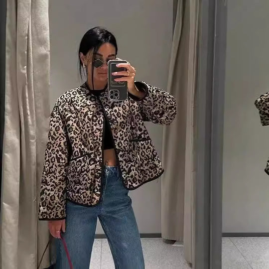 Damen 60+ gesteppte Kurzblousonjacke im Animalprint mit Rundhals und aufgesetzten Taschen Nord Taschen
