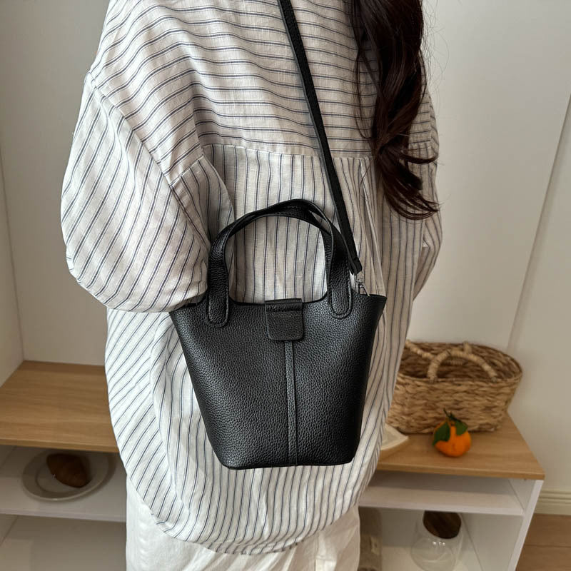 Damen Handtasche aus strukturiertem Kunstleder mit praktischem Magnetverschluss Nord Taschen