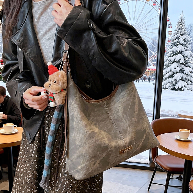 Damen Hobo-Tasche aus weichem Veloursleder mit charmantem Anhänger Nord Taschen