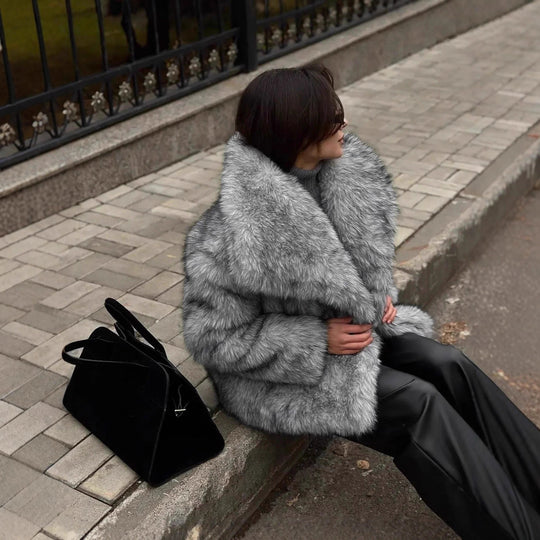 Damen Kurzmantel aus gestreiftem Hochflor-Kunstpelz, Boxy‑Silhouette und breitem Revers Nord Taschen