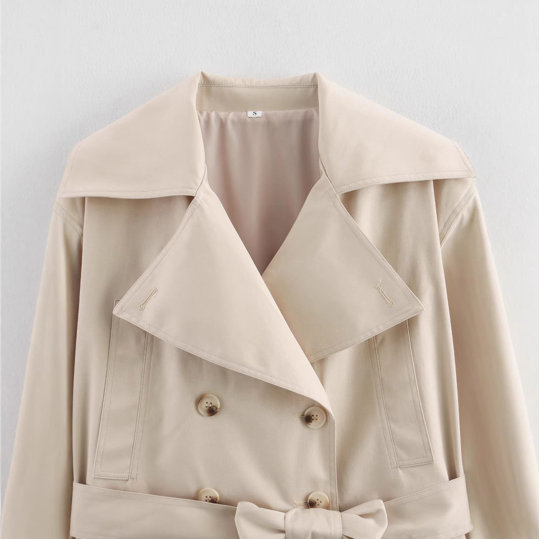 Damen Cropped Trenchjacke mit breitem Revers, Taillengürtel und Doppelknopfreihe Nord Taschen