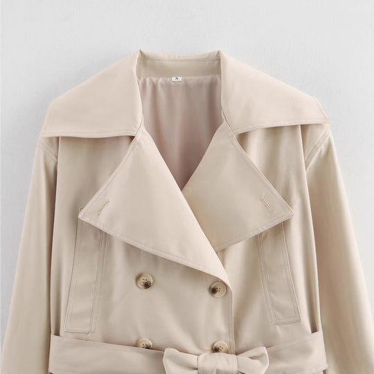 Damen Cropped Trenchjacke mit breitem Revers, Taillengürtel und Doppelknopfreihe Nord Taschen