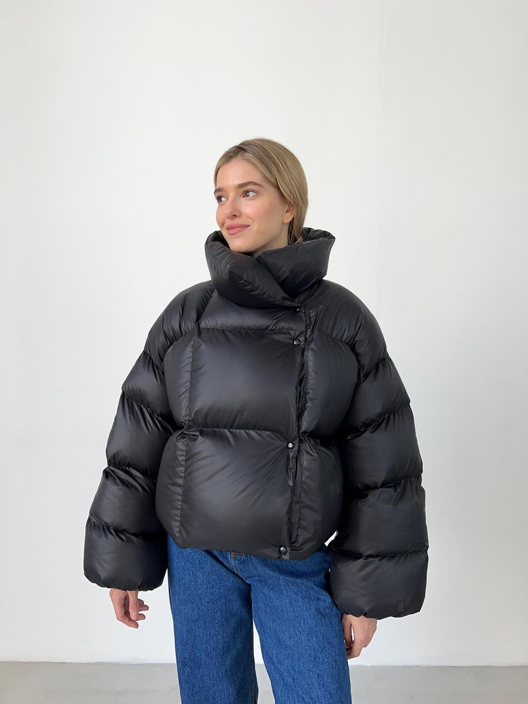 Damen extravagante Oversize Steppdaunenjacke mit extravoluminöser Kapuze Nord Taschen