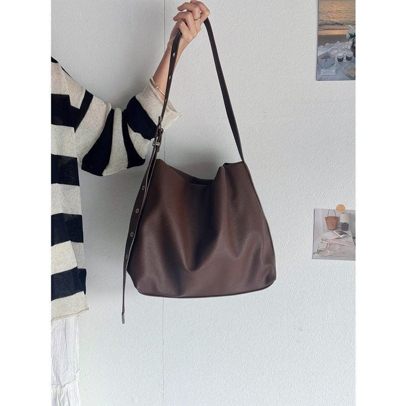 Damen Hobo-Tasche mit elegant geschwungenem Design und robustem Schulterriemen Nord Taschen