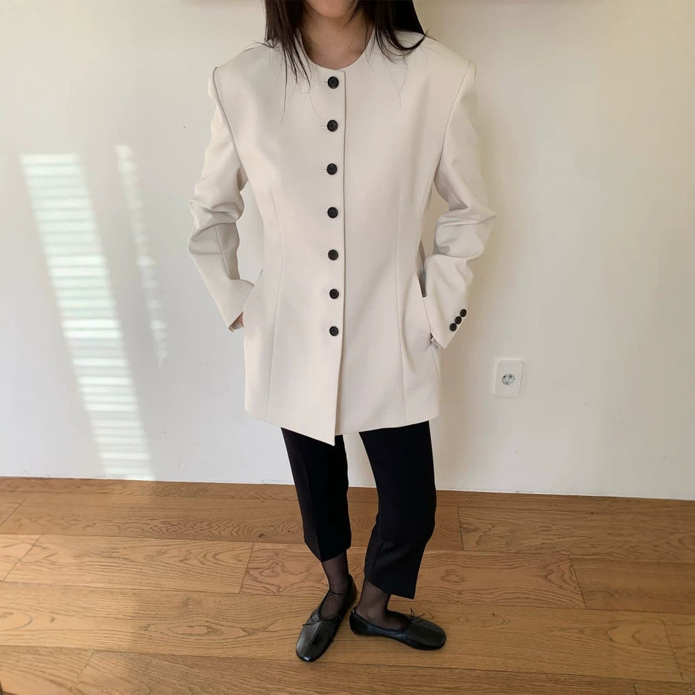 Damen Taillierter Blazer mit skulpturaler Schulter, Rundhalsausschnitt und Kontrastknopfleiste Nord Taschen