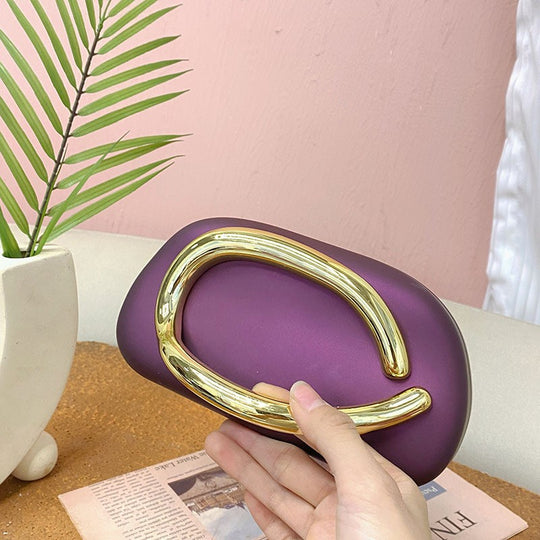 Damen Clutch mit auffälligem Design und goldener Applikation Nord Taschen