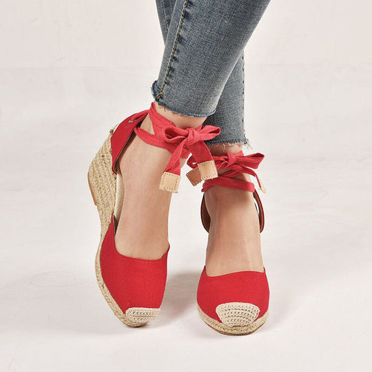 Damen nan Textil-Espadrille mit Bastkeil, Schleifenband-Knöchelriemen und gehäkelter Zehenkappe Nord Taschen