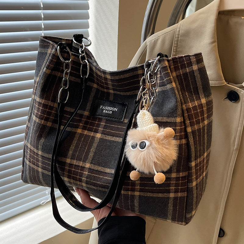 Damen Shopper-Tasche mit kariertem Design und verspieltem Plüschanhänger Nord Taschen