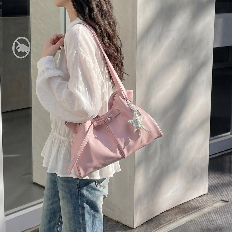 Damen modische Shopper Tasche mit elegantem Kordelzug und dekorativem Anhänger Nord Taschen