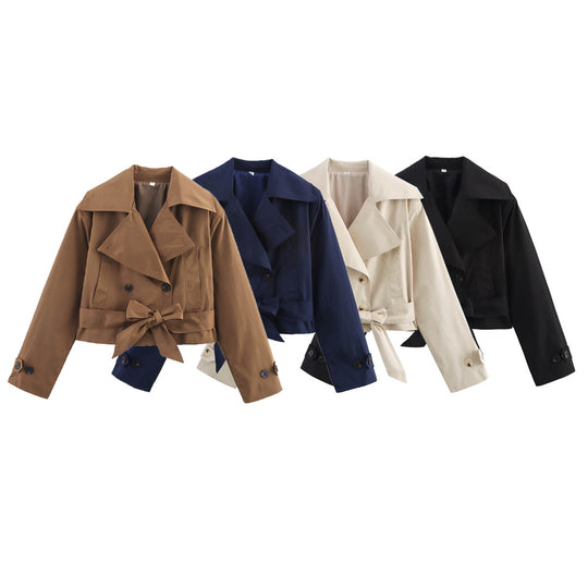 Damen Cropped Trenchjacke mit breitem Revers, Taillengürtel und Doppelknopfreihe Nord Taschen