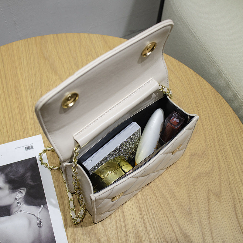 Damen Clutch mit eleganter Steppung und verziertem Kettenriemen Nord Taschen