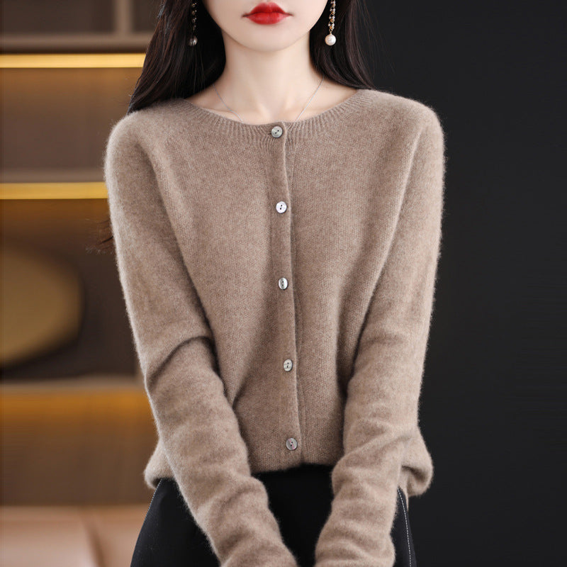Damen Kurzgeschnittener Cardigan in Mohair‑Optik mit Rundhalsausschnitt und Perlmuttknöpfen Nord Taschen