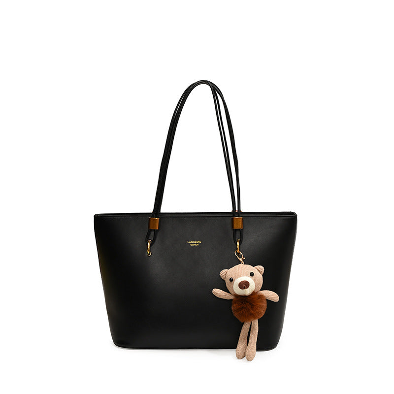 Damen Tote-Bag aus hochwertigem Kunstleder mit charmanten Anhänger von | Nord Taschen