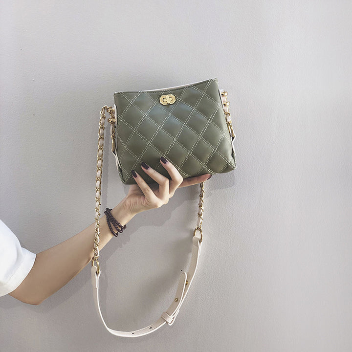 Damen Umhängetasche mit modernem Karomuster und eleganter Kettenverzierung Nord Taschen