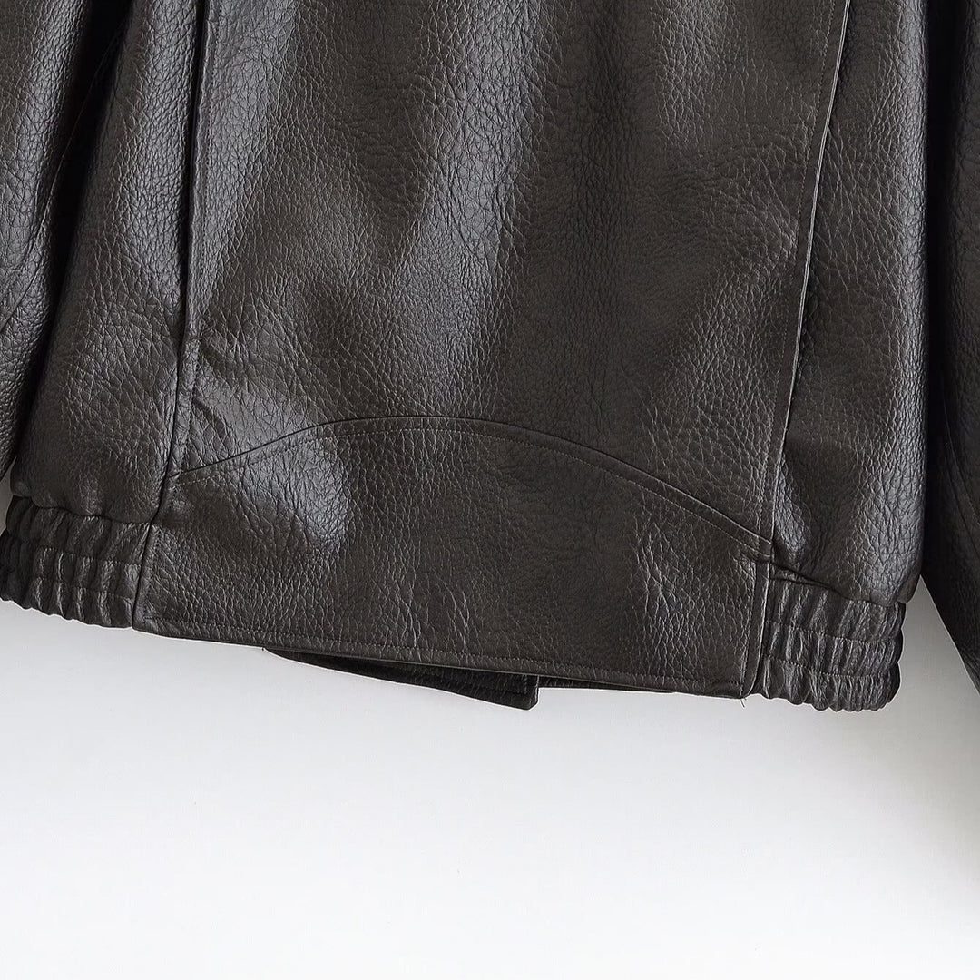 Damen Kurzjacke im Aviator‑Stil aus Kunstleder mit hohem Stehkragen, Schulterriegeln und tailliertem Rippbund Nord Taschen