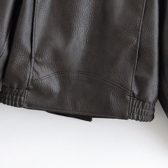 Damen Kurzjacke im Aviator‑Stil aus Kunstleder mit hohem Stehkragen, Schulterriegeln und tailliertem Rippbund Nord Taschen