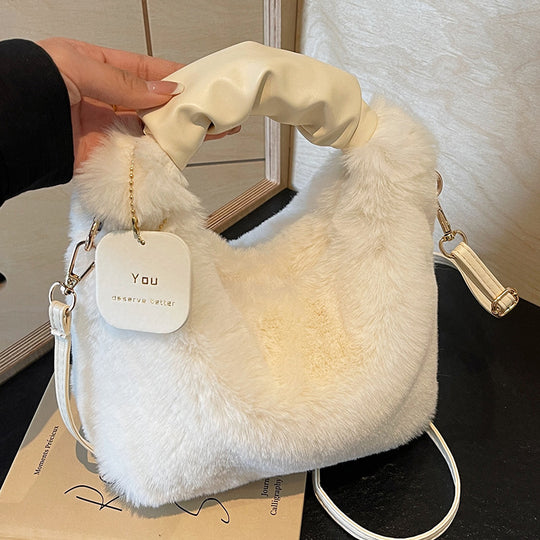 Damen Tasche aus flauschigem Kunstfell mit verstellbarem Schulterriemen Nord Taschen