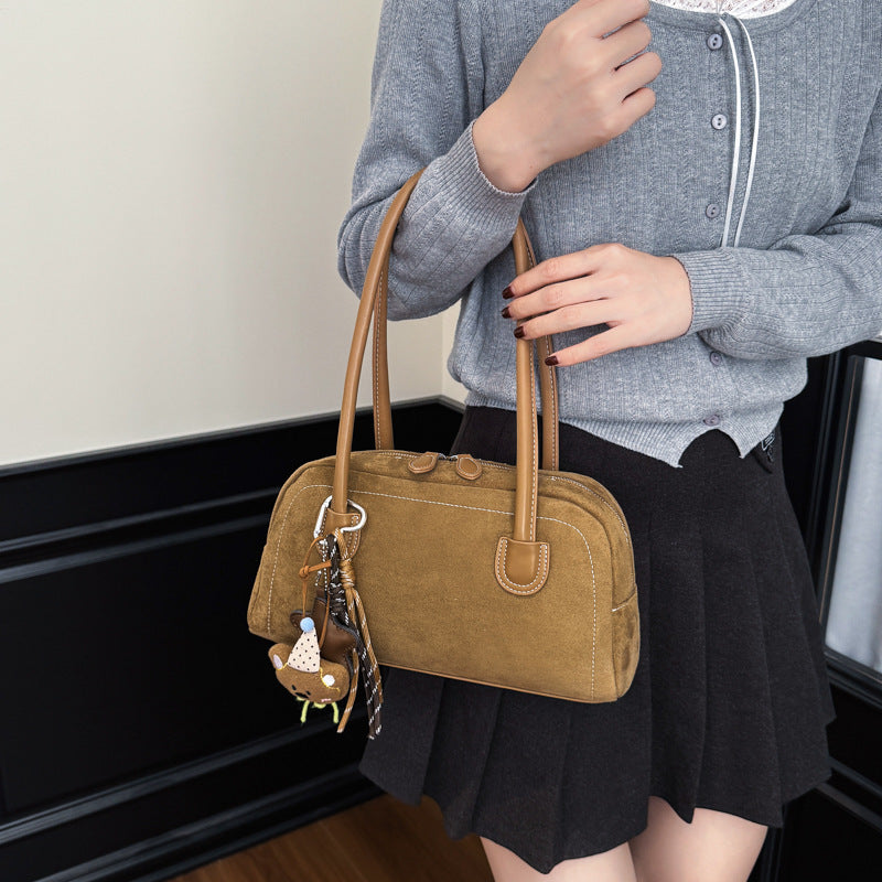 Damen Handtasche aus hochwertigem Veloursleder mit verspieltem Schlüsselanhänger Nord Taschen