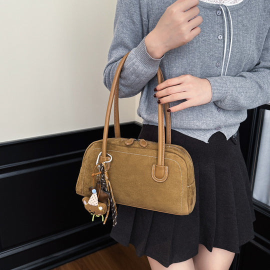 Damen Handtasche aus hochwertigem Veloursleder mit verspieltem Schlüsselanhänger Nord Taschen