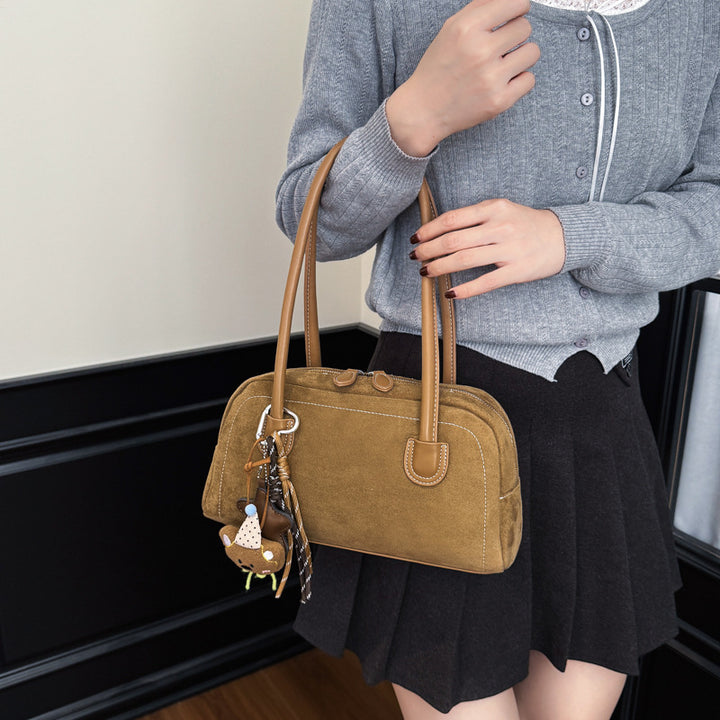 Damen Handtasche aus hochwertigem Veloursleder mit verspieltem Schlüsselanhänger Nord Taschen