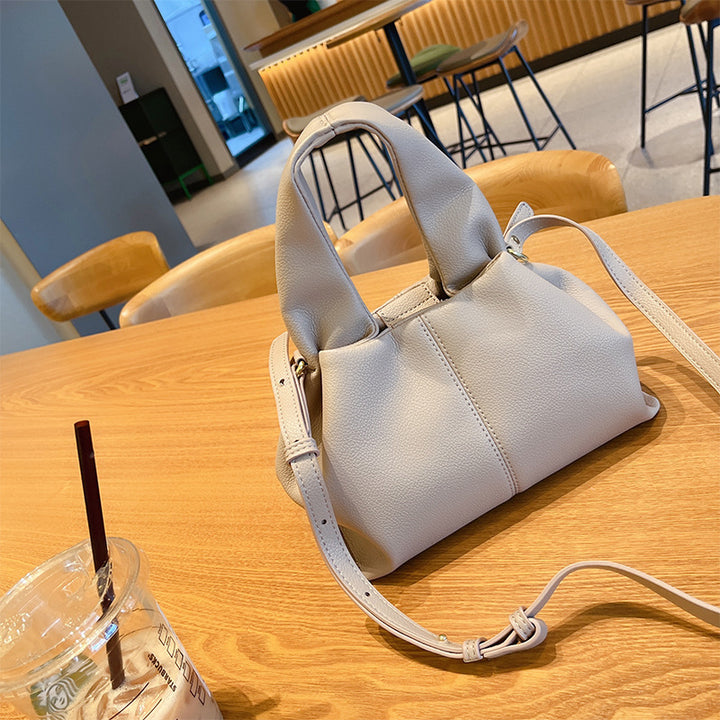 Damen Hobo-Tasche mit elegantem Faltendesign und zeitgemäßen Akzenten Nord Taschen