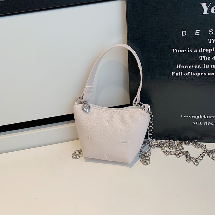 Damen Mini-Handtasche mit glänzender Kette und strukturiertem Obermaterial Nord Taschen