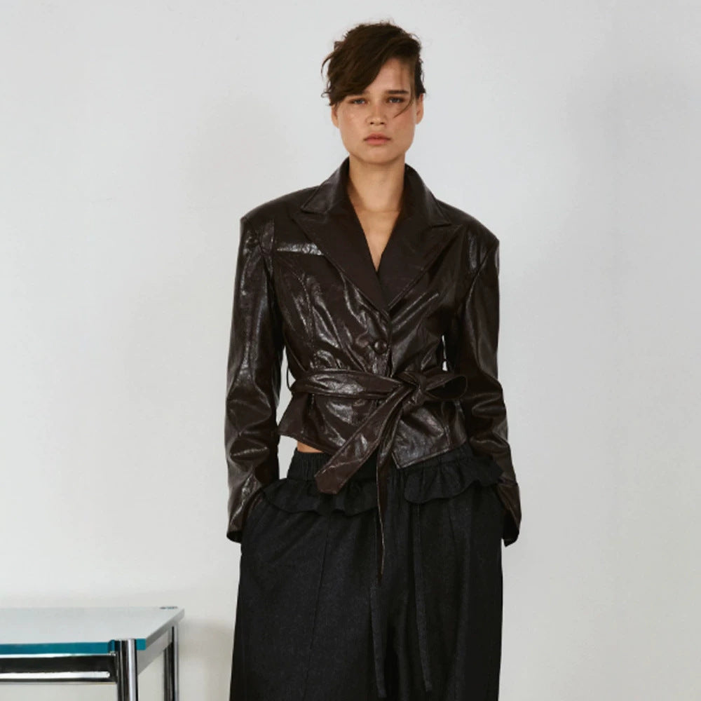 Damen Kurzblazer im Lackleder-Look mit Taillengürtel und fallendem Revers Nord Taschen